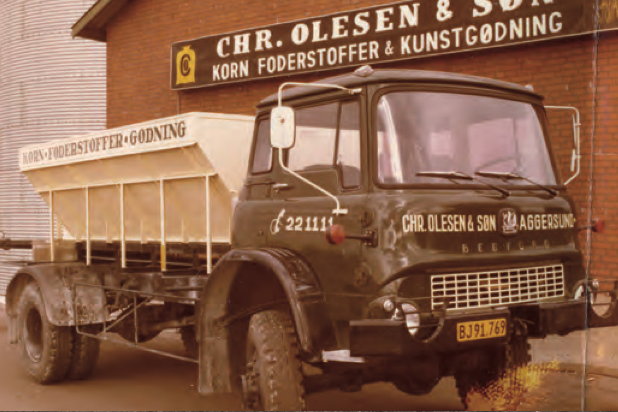 Lastvogn med gødningsspreder fra Chr. Olesen